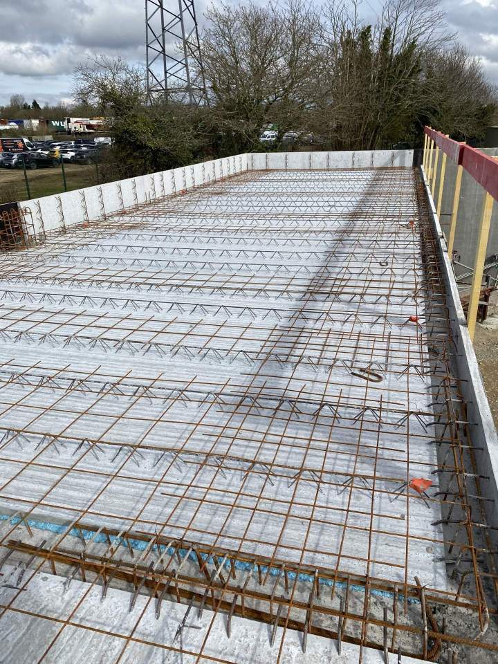 Préparation du ferraillage pour une dalle en béton armé avant le coulage