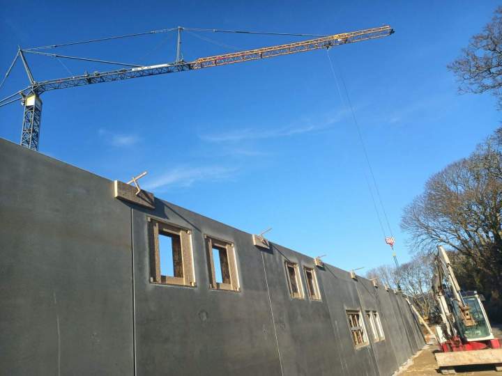 Panneaux de béton préfabriqués posés par grue