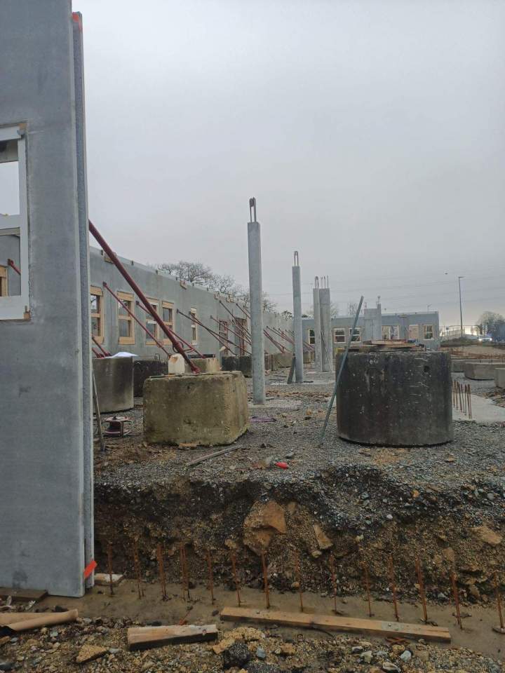 Chantier de construction utilisant des éléments préfabriqués en béton