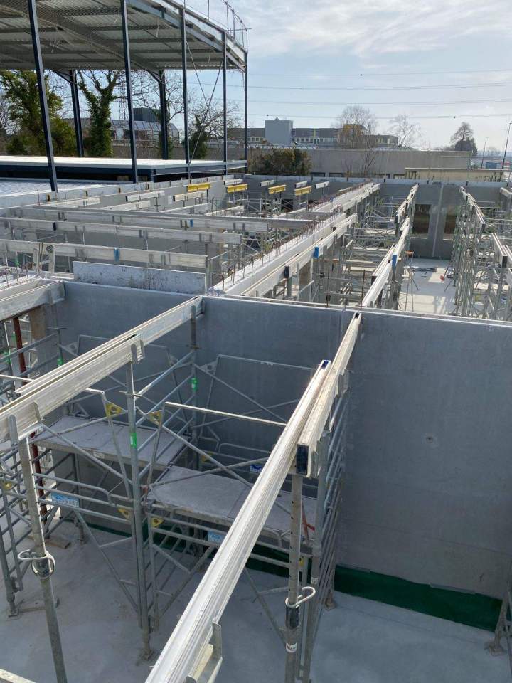 Chantier de construction avec des murs en béton