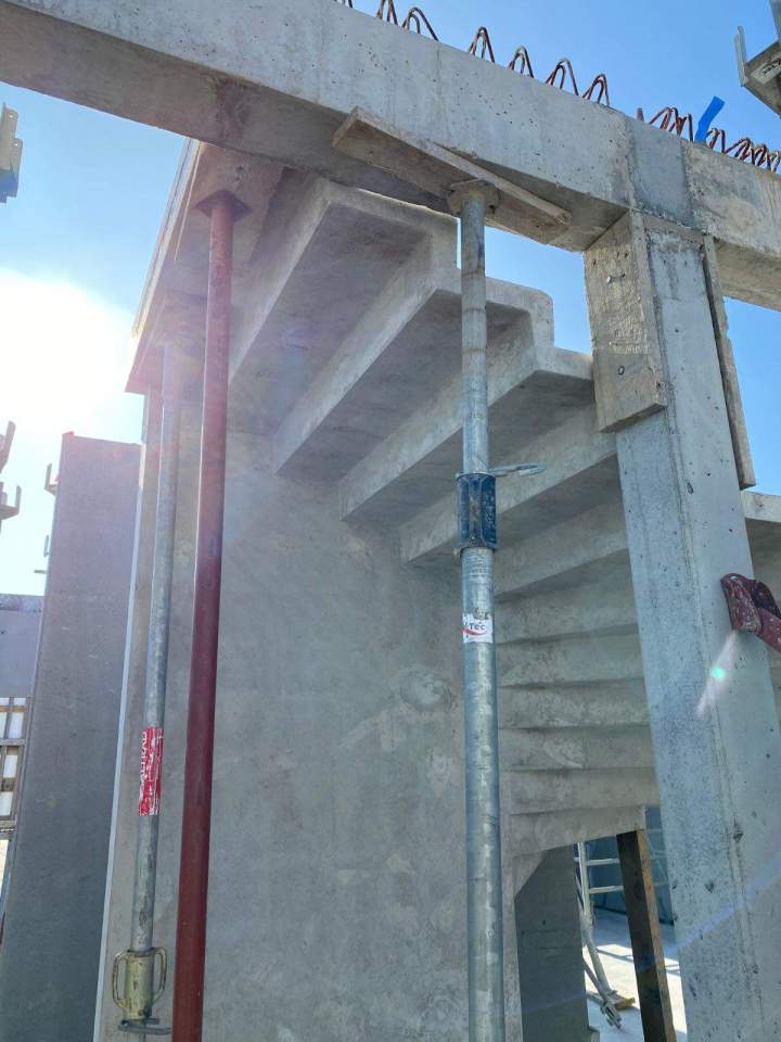 Escalier en béton armé en cours de construction