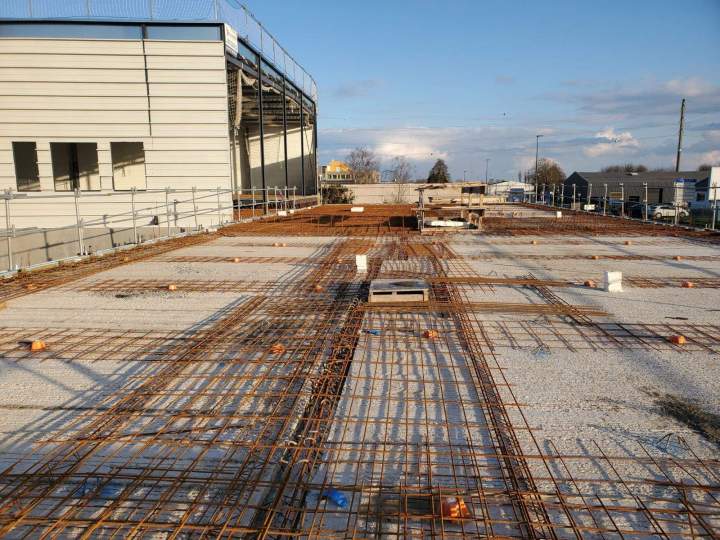 Ferraillage en acier d'une dalle en béton armé