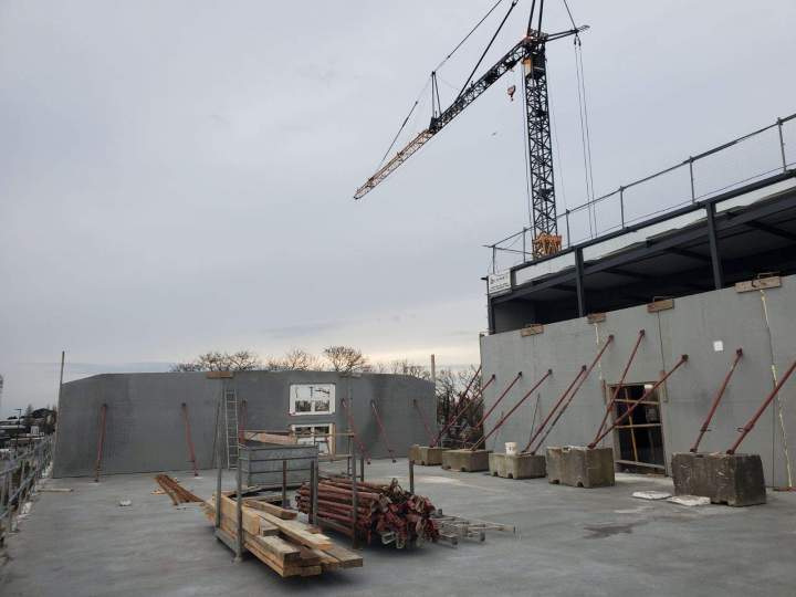 Chantier de construction utilisant des prémurs en béton