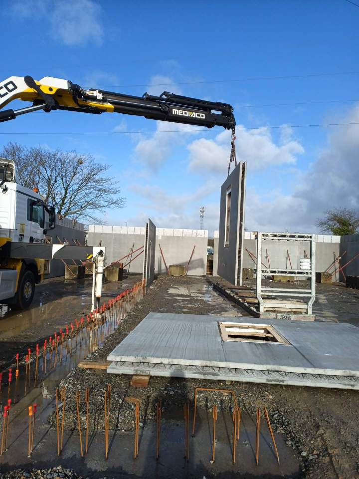 Pose de panneau préfabriqué sur un chantier de construction