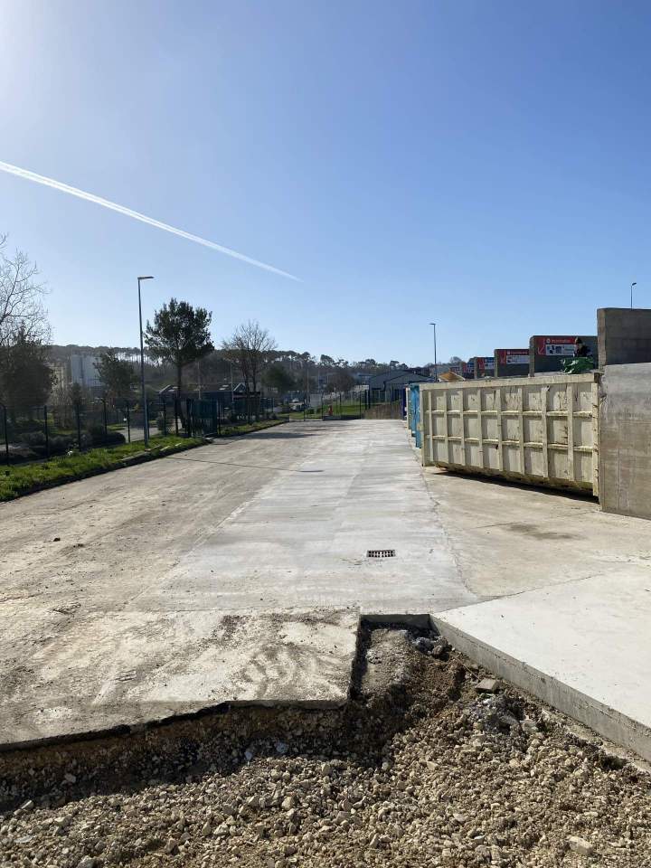 Décharge avec des conteneurs de stockage Brest